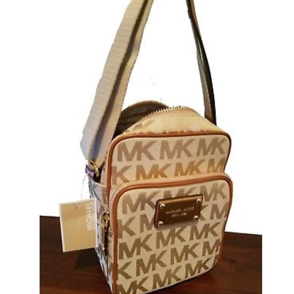 Michael Kors Handbags - MICHEAL KORS FLIGHT MESSENGER BAG